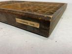 Wanddecoratie - antieke letterbakkastlade, Antiek en Kunst