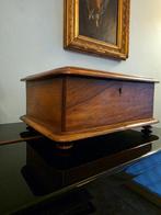 Doos - Walnoot - Groot in massief walnoot, Antiek en Kunst