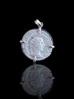 Moderne zilveren hanger met Oud-Romeinse stijl. Zilver