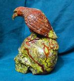 Beeldhouwwerk van een raaf op schedel, met de hand gesneden