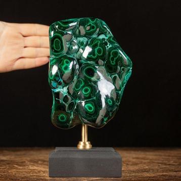 Malachite de premier choix montée sur socle Belle Malachite disponible aux enchères