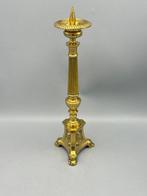 Messing altaarkandelaar met religieus reliëf – begin 20e