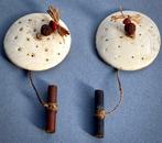 Tribale oorbellen Naga in schelp, hout en rode zaad –