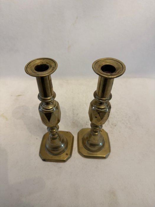 Kandelaar Set antieke gegoten en gesmede kandelaars. (2) -, Antiek en Kunst, Curiosa en Brocante