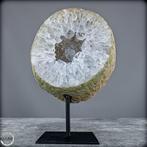 Natuurlijke gesneden geode chalcedoon en agaat Op stand-
