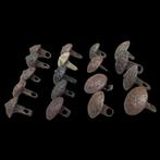 Middeleeuws koperlegering (18) gedecoreerde steel /, Antiek en Kunst