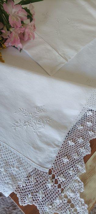 Grootmoeders kastlaken met mooie handgemaakte bilros-kanten, Antiek en Kunst, Antiek | Tapijten, Tafelkleden en Textiel
