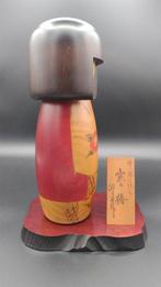 Kantsubaki  (Camellia dhiver) – Belle poupée Kokeshi