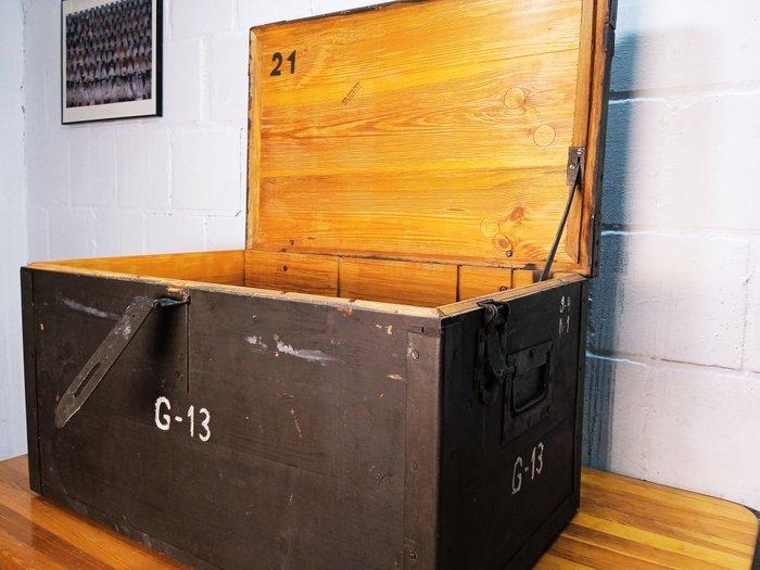 Kist - Grote militaire koffer - Staal, Vurenhout, Antiek en Kunst, Antiek | Wandborden en Tegels