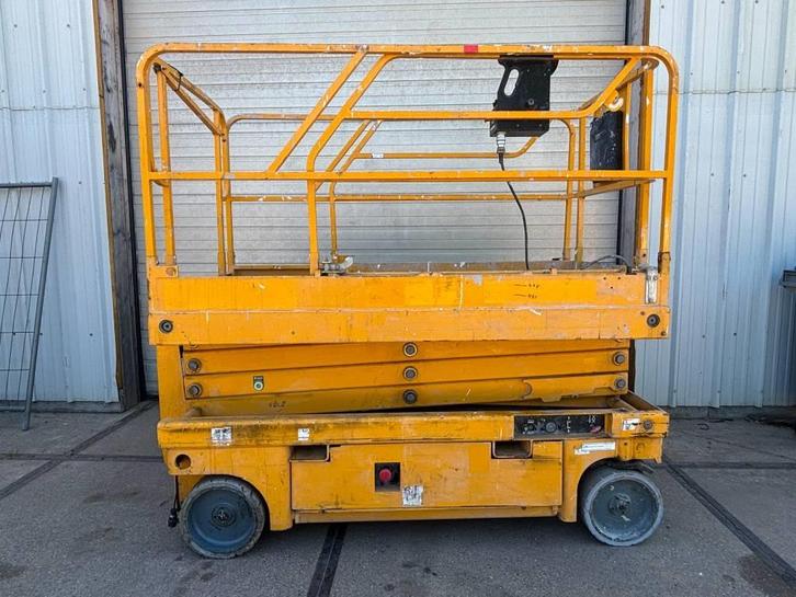 Haulotte Compact 10 schaarhoogwerker schaarlift compact10, Zakelijke goederen, Machines en Bouw | Liften, Steigers en Ladders