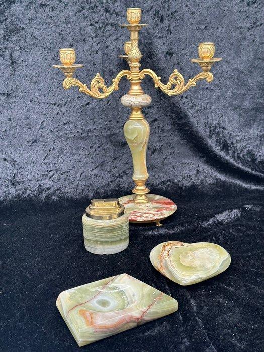 Elegantes Onyx-Set mit dreiarmigem Kerzenständer,, Antiek en Kunst, Antiek | Meubels | Tafels