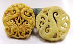 Twee natuurlijke serpentijn amuletten handgemaakt in Tibet,