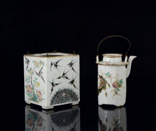 Een vierkante Chinese famille rose theepot met vlinders en, Antiek en Kunst, Antiek | Overige Antiek