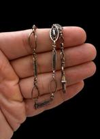 Curieus en verleidelijk Victoriaanse filigraanketting van