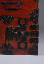 Shônai ishô’dansu kledingkast (kast met lades) - Keyaki-hout