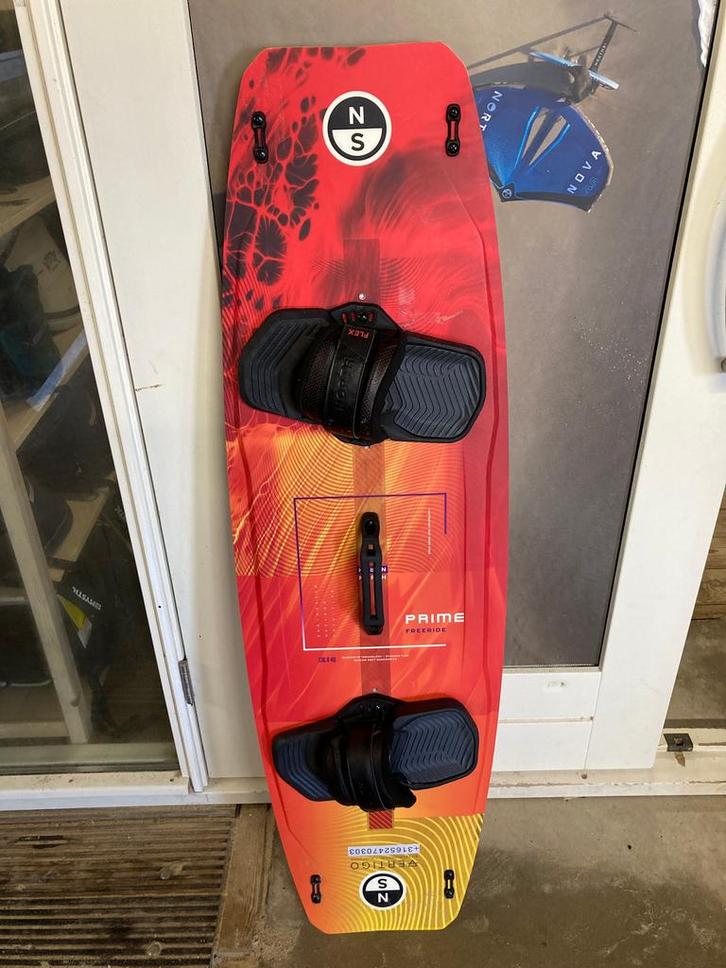 2025 North Prime TT Board 136x40cm Flex TT Bindings L/XL Ta, Watersport en Boten, Kitesurfen, Binding, Gebruikt