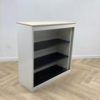 Tweedehands metalen openkast vv 2 legborden met topblad,, Huis en Inrichting, Kasten | Overige, Gebruikt