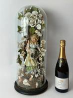 Ornement décoratif - Un dôme en verre avec une bergère -