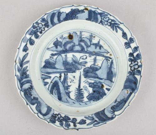 Bord - A Chinese blue and white kraal dish decorated with a, Antiek en Kunst, Antiek | Overige Antiek