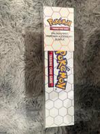 Pokémon - 2 Box - 2x Paldea First Partner Accessory Bundle -, Hobby en Vrije tijd, Verzamelkaartspellen | Pokémon, Nieuw