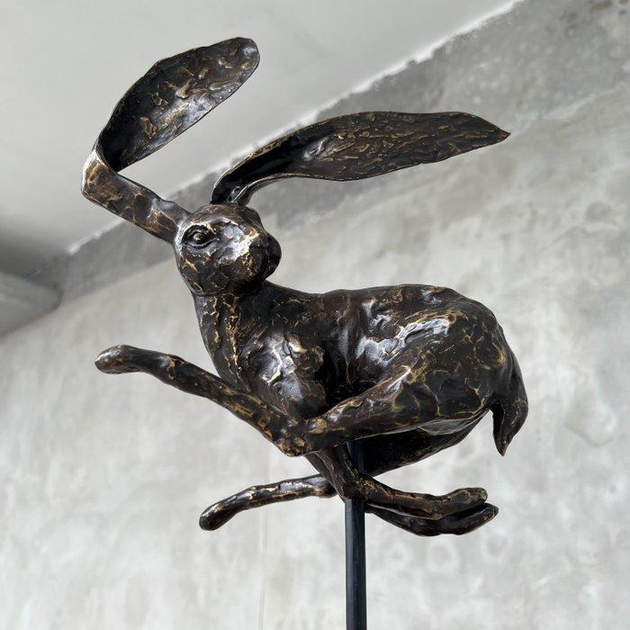 sculptuur, Speckled bronze Rabbit on stand - 44 cm - Brons, Antiquités & Art, Art | Objets design
