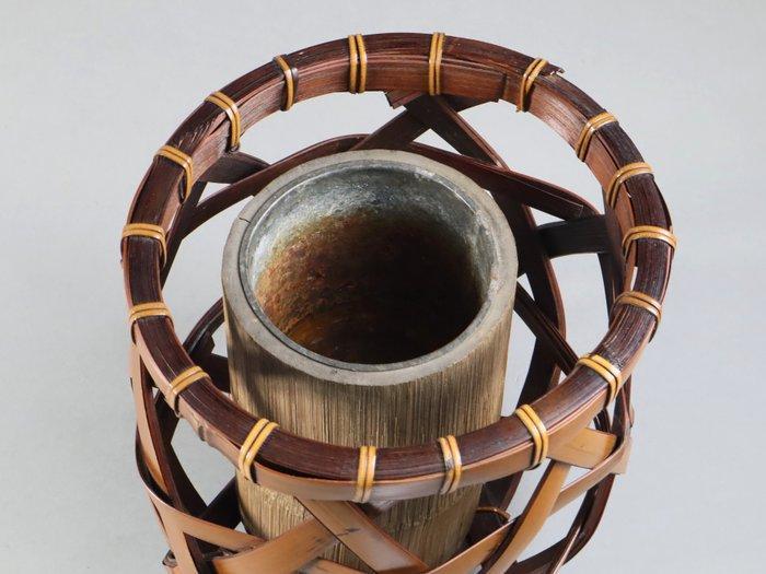 Vaas - Bamboe mand vaas met bamboe en ijzeren insertie -, Antiek en Kunst, Antiek | Overige Antiek