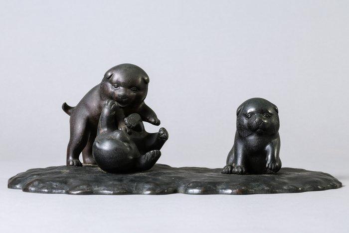 Playful Puppies – Dog Ornament - sculptuur Metaal - Japan, Antiek en Kunst, Antiek | Overige Antiek