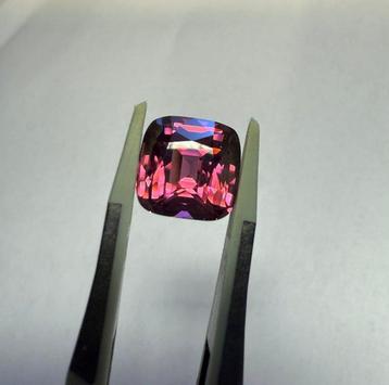 1 pcs Rouge, Violet Spinelle - 8.26 ct - International beschikbaar voor biedingen
