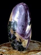 Lavendel anhydriet met gele caciet / diopside / zwarte