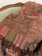 Couette, manteau en cachemire ancien, fini avec des franges.