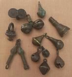 Een set van 13 oude bronzen elementen, diverse belletjes,