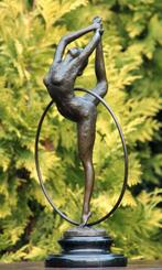 Sculpture, ballerina in hoepel - 40 cm - marbre bronzé