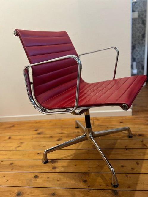 Vitra - Charles & Ray Eames - Bureaustoel - EA 108 Rood Leer, Antiek en Kunst, Antiek | Meubels | Stoelen en Sofa's
