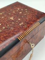 Sieradendoos - Hout (Thuya), hout, parelmoer, marqueterie,, Antiek en Kunst, Curiosa en Brocante
