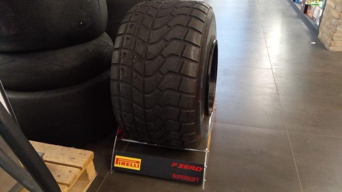 Auto-onderdeel (2) - Pirelli - Set gomma F1 Pirelli, Verzamelen, Automerken, Motoren en Formule 1