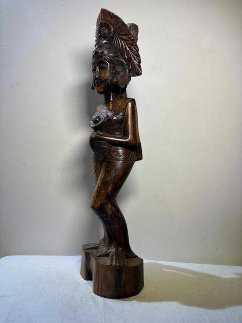 Gesneden Balinese houtsnede van een vrouwelijke figuur met, Antiek en Kunst, Kunst | Niet-Westerse kunst