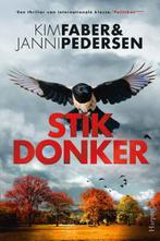Stikdonker / Juncker & Kristiansen / 3 9789402710564, Boeken, Thrillers, Kim Faber, Janni Pedersen, Corry van Bree, Zo goed als nieuw
