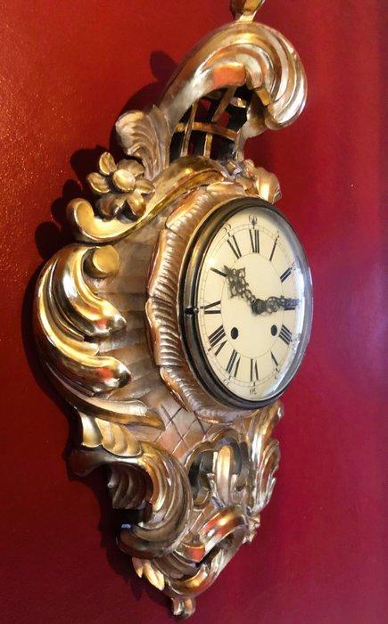 wandklok - - gepatineerd - 1950-1960 - Uitgehakt hout -, Antiek en Kunst, Antiek | Klokken