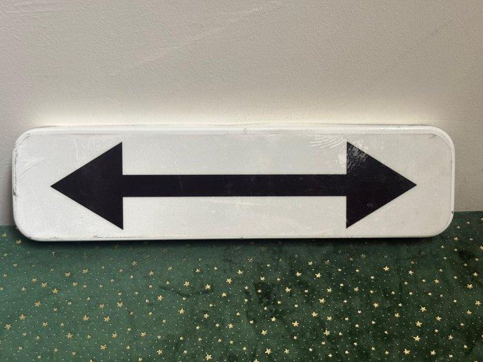 Flèche bidirectionnelle - Panneau routier/de signalisation -, Antiquités & Art, Art | Objets design