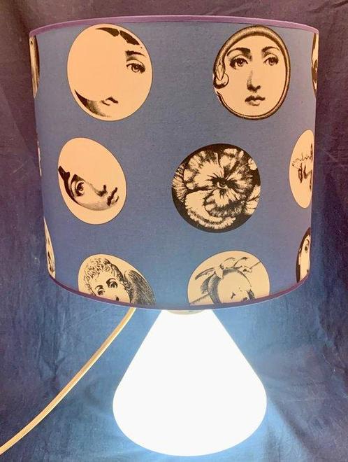 Tafellamp - Fornasetti stof lampenkap. Tweelichts lamp -, Antiek en Kunst, Antiek | Meubels | Stoelen en Sofa's