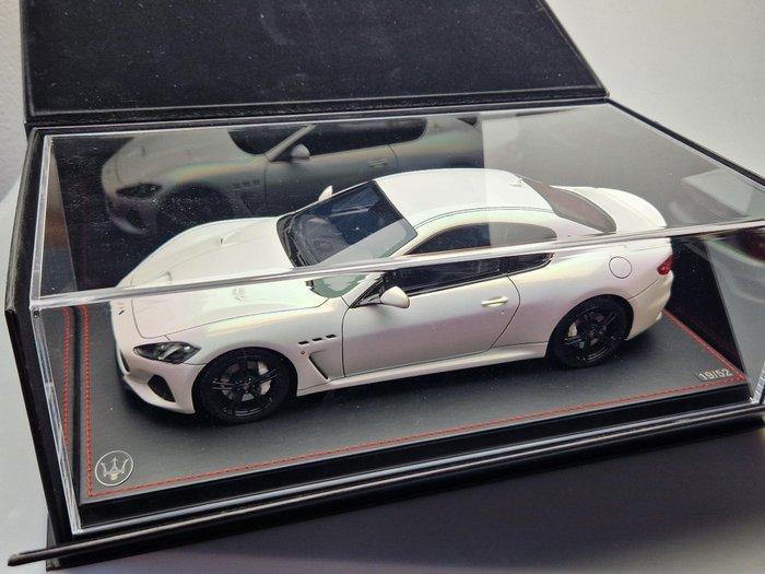 211-TwoEleven 1:18 - Modelauto - Maserati Gran Turismo –, Hobby en Vrije tijd, Modelauto's | 1:5 tot 1:12