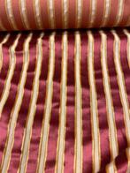 Stof met een materiële en compacte structuur en een