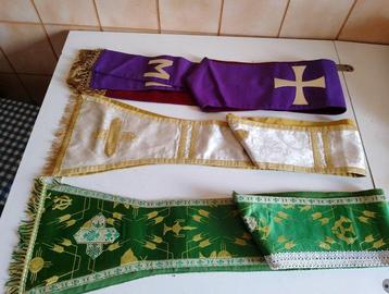 1 casula, 1 saio, 3 katholieke kerkelijke stole (5) - Zijde,