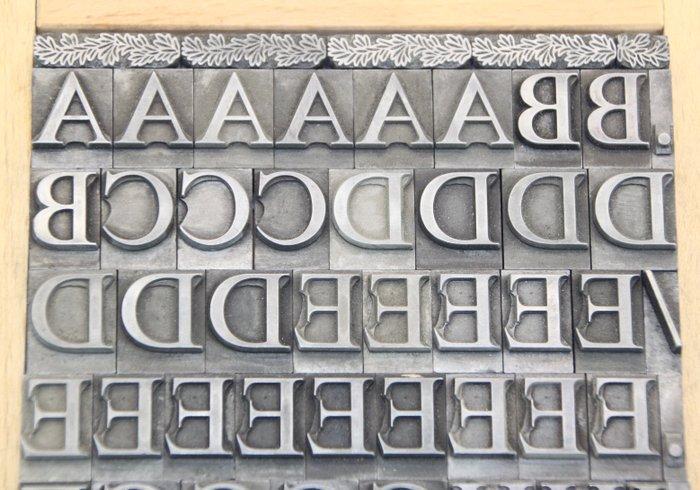 Drukblokken - een letterbak gevuld met een volledig alfabet, Antiek en Kunst, Antiek | Wandborden en Tegels