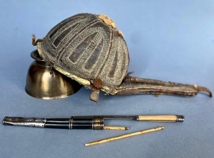 Set voor nomadische reis, bestaande uit een lederen/stofige, Antiek en Kunst, Kunst | Niet-Westerse kunst