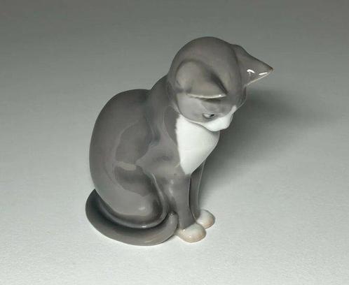 Bing & Grondahl - Figurine - Sitting Cat #1876 - Porcelaine, Antiek en Kunst, Antiek | Glaswerk en Kristal