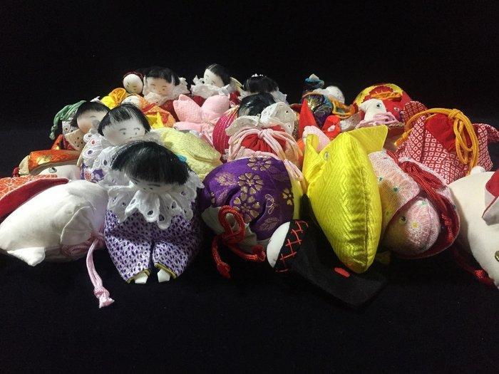 Japanese - Beeld, Set of 30 / Japanese Vintage Chirimen Silk, Antiek en Kunst, Antiek | Speelgoed