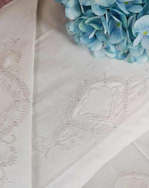 Linge brodé à la main, drap et deux taies doreiller. - Drap, Antiek en Kunst, Antiek | Tapijten, Tafelkleden en Textiel