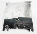 Beeldje - Poppenhuismeubel-Miniatuurkastje - .833 zilver