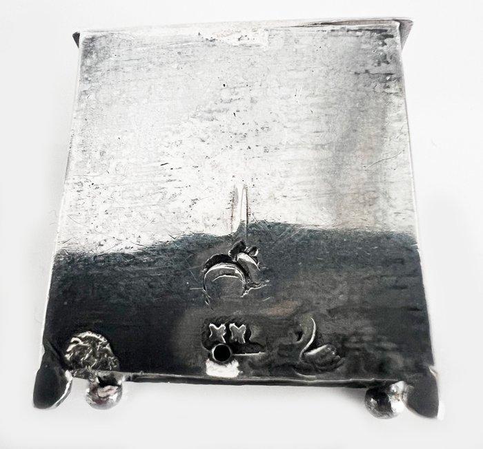Beeldje - Poppenhuismeubel-Miniatuurkastje - .833 zilver, Antiek en Kunst, Antiek | Zilver en Goud
